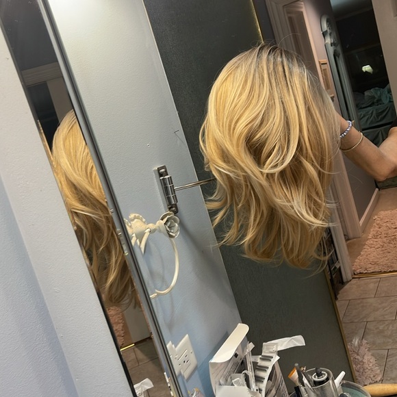 Beautiful long Blonde wig with bangs - Picture 6 of 9